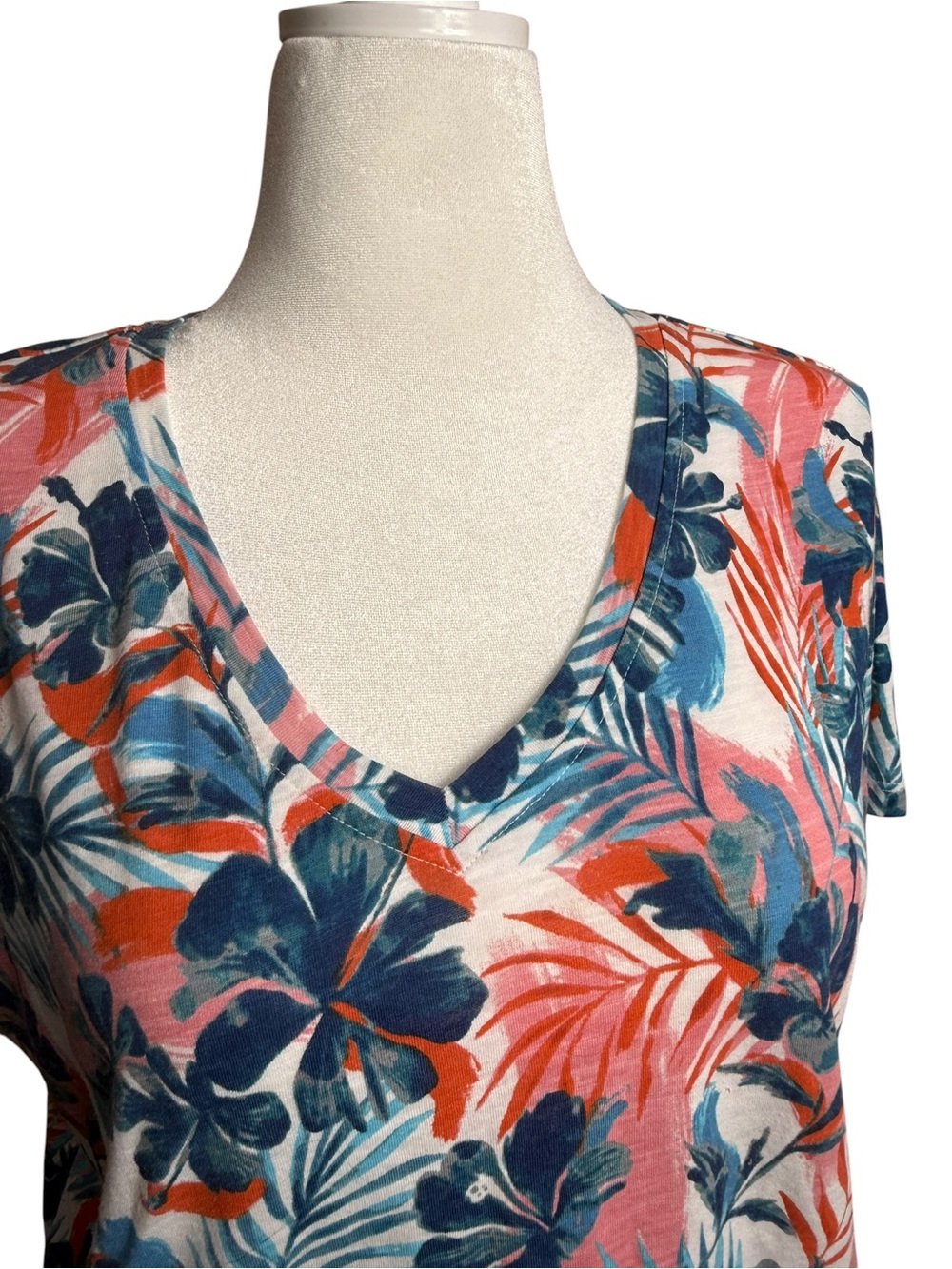 Stella Parker Tropical V-Neck Short Sleeve Tee in Coral & Navy size XL - Picture 3 of 8